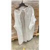 Image 3 : 1 PALLET OF DISPOSABLE PROTECTIVE GOWNS (NON MEDICAL) - APPROX. 30 BOXES PER PALLET/120 PCS. PER BOX