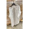 Image 3 : 1 PALLET OF DISPOSABLE PROTECTIVE GOWNS (NON MEDICAL) - APPROX. 30 BOXES PER PALLET/120 PCS. PER BOX