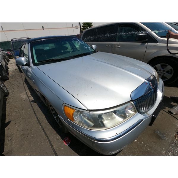 LINCOLN TOWN CAR 2000 O/S T-DONATION