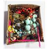 Image 1 : FLAT OF ASSORTED COSTUME JEWELRY