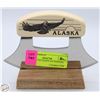 Image 1 : ALASKA ULU KNIFE ON WOODEN STAND