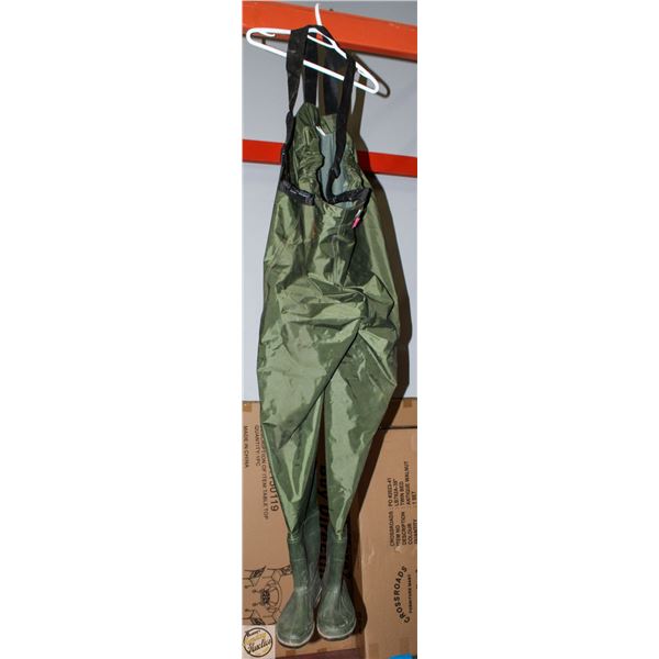 BUSHLINE CHEST WAITERS SIZE 12 USED ONCE