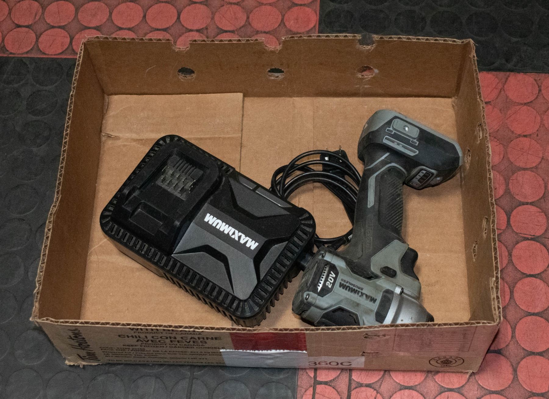 BOX WITH MASTERCRAFT MAXIMUM 20 VOLT
