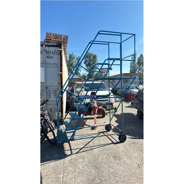 BLUE MOBILE WAREHOUSE STEPS