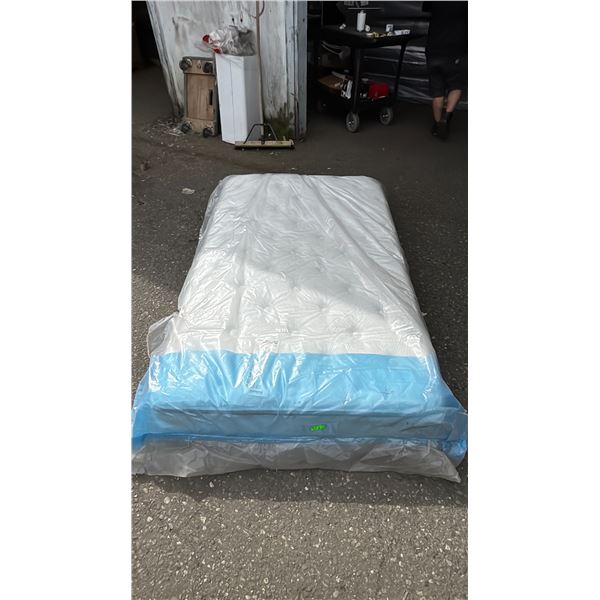 BEAUTYREST BY SIMMONS HOSPITALITY DOUBLE SIZE MATTRESS
