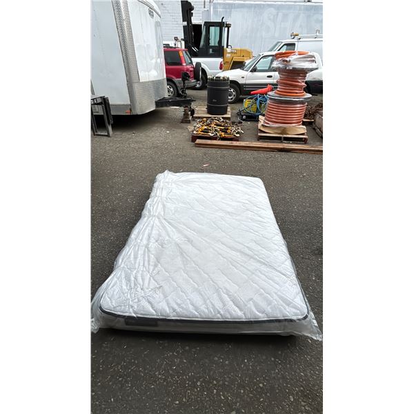 KINGSDOWN DOUBLE SIZE MATTRESS