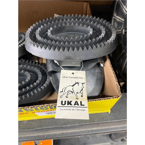 Ukal Canada Inc. Rubber Grooming Curry Comb with Metal Teeth