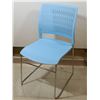 Image 1 : CHAISE EMPILABLE BLEU
