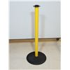 Image 1 : POTEAU DE BARRIÈRE JAUNE AVEC BASE 32"h.