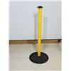 Image 1 : POTEAU DE BARRIÈRE JAUNE AVEC BASE 32"h.