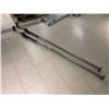 Image 1 : LOT DE 2 BARRES DE RETENU 89" (LES PIEDS EN CAOUTCHOUC DOIVENT ÊTRE REMPLACÉS)