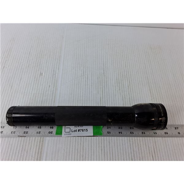 Mag-Lite Flashlight, Needs Batteries