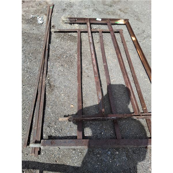 ** Metal Fencing & Extra Braces - Pickup Only