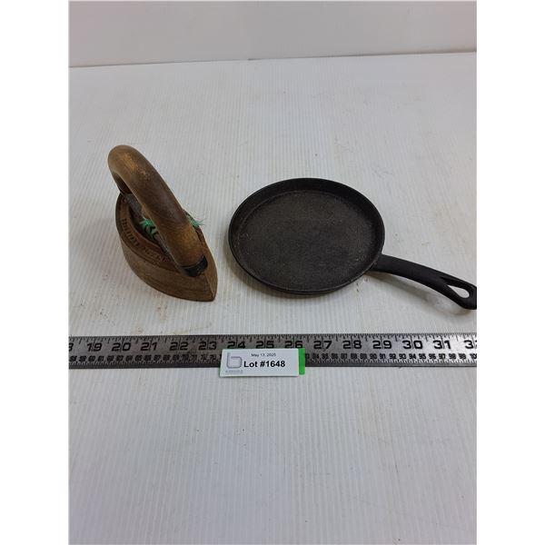 Small Cast Iron Fry Pan, Antique Sad iron
