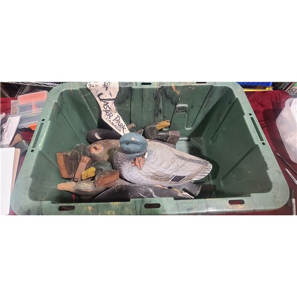 FIVE FULL ANTIQUE DECOYS AND MISC. DECOY HEADS COMES WITH TOTE