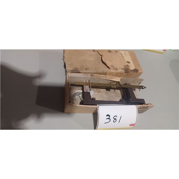 REDDING POWDER AND BULLET SCALE OLD BEIGE  BOX