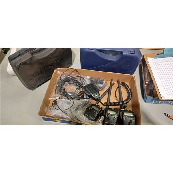 3 MIDLAND MOD 75-822 MOBILE RADIOS C/W 4 PUSH-TO-TALK MIC AND EAR PHONES AND CASE