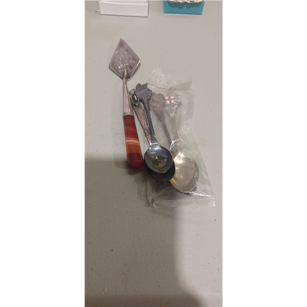 4 COLLECTABLE SPOONS AND DIAMOND SHAPED SPOON WITH VICTORY ON IT