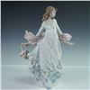 Image 2 : Lladro Porcelain Figurine, Spring Splendor 01005898