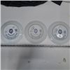 Image 2 : 3 decorative plates - 1 with roses