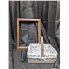 Image 1 : 1129 2 Baskets & Vintage Picture Frame
