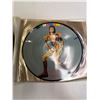 Image 8 : Vintage David Bowie Fashions Vinyl Record Album With 10 Picture Vinyl Records