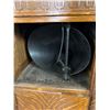 Image 8 : Vintage Edison Disc Phonograph Model C19 in Beautiful Oak Casing