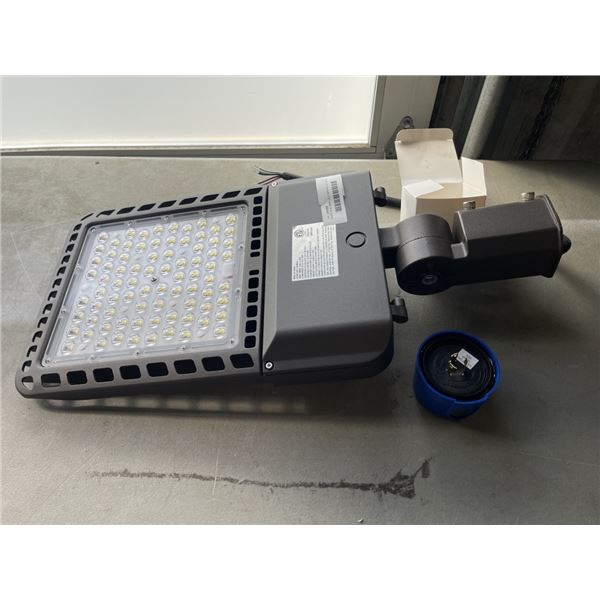 BRAND NEW 200W LED PARKING LOT LIGHT WITH PHOTOCELL
