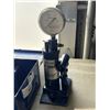 Image 2 : CAP CHECK HYDRAULIC GAUGE AND DURACELL LED FLASHLIGHT