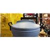 Image 2 : RUBBERMAID GARBAGE BIN WITH LID