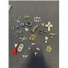 Image 2 : ASSORTED BOACHES AND PINS