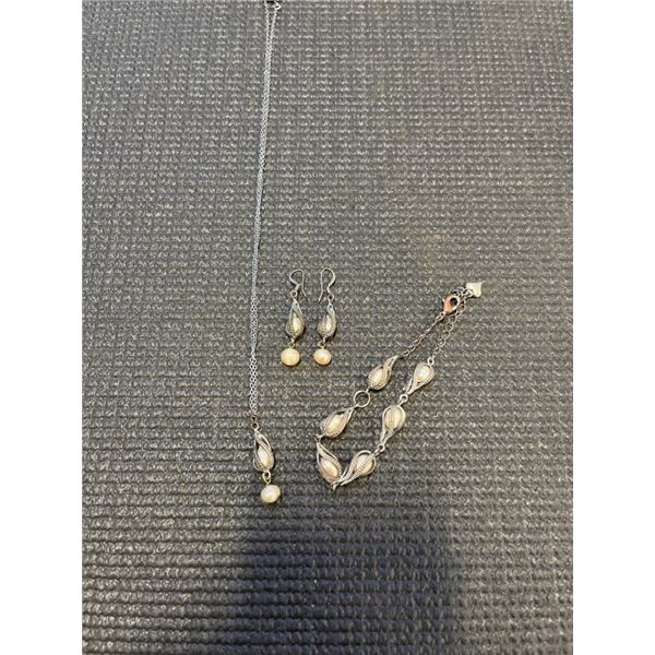 MATCHING PEARL JEWELRY SET