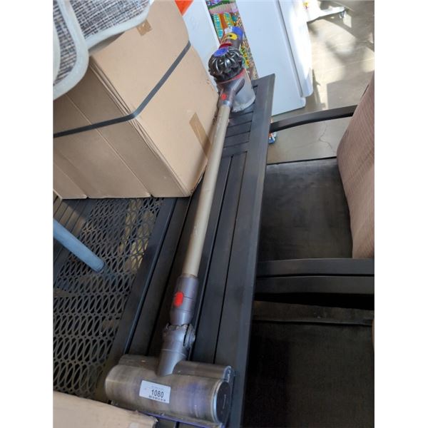 DYSON V8 ANIMAL CORDLESS VACUUM TESTED WORKING WITH CHARGER