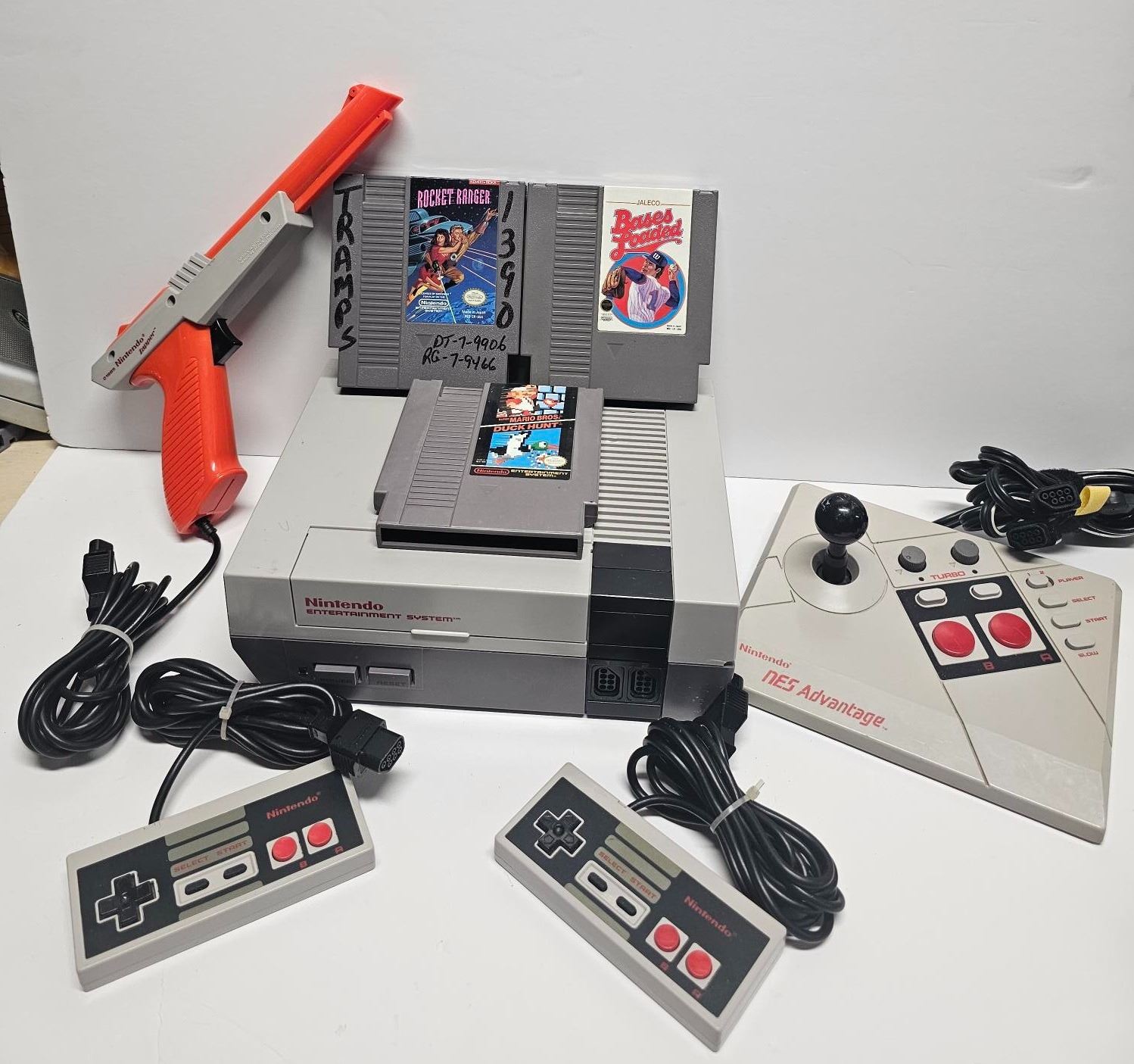 NINTENDO ENTERTAINMENT SYSTEM CONSOLE WITH CONTROLLERS
