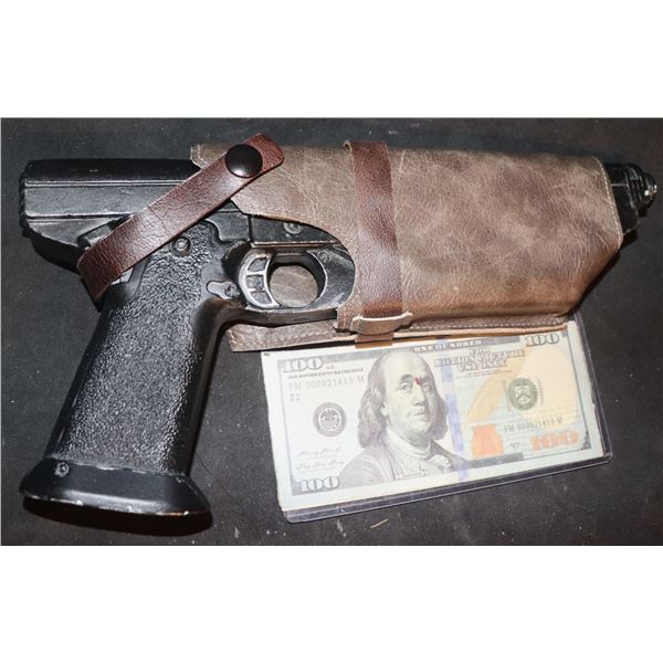 STAR WARS THE MANDALORIAN BO-KATAN CLAN KRYZE BLASTER W/ HOLSTER PROTOTYPE RIGHT HAND C