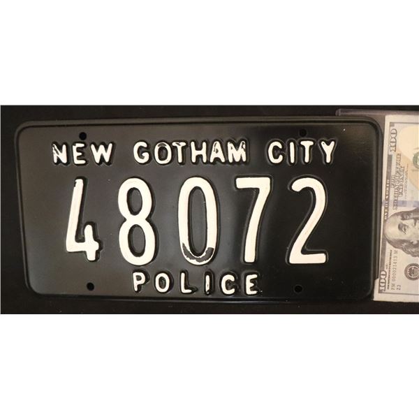 NO RESERVE BATMAN GOTHAM KNIGHTS NEW GOTHAM POLICE LICENSE PLATE SCREEN USED SUPER HERO