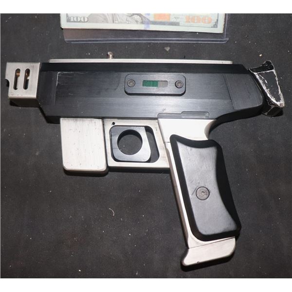 LOST IN SPACE 1998 DR SMITH HERO WORKING METAL RAY GUN THAT LIGHTS UP SCREEN USED