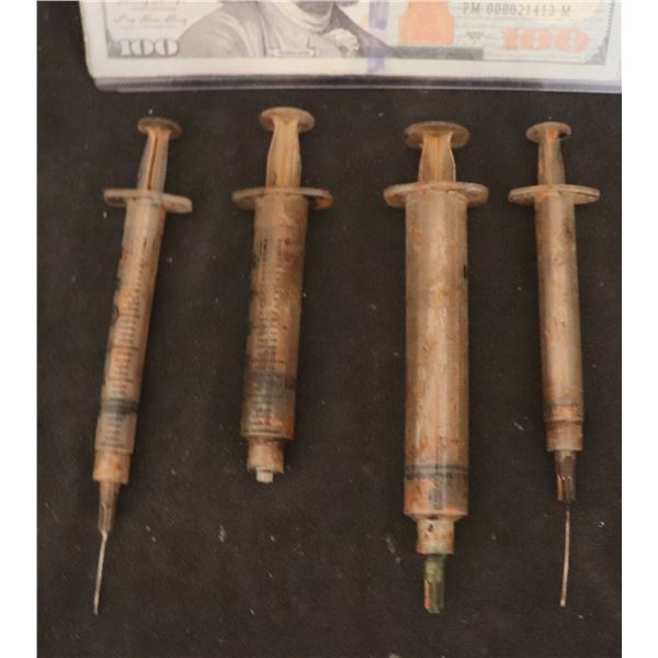 NO RESERVE SAW II NEEDLE PIT TRAP SYRINGES SCREEN USED LOT OF 4 C