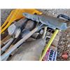 Image 4 : Pallet Lot: (9) Shovels & (1) Pitchfork