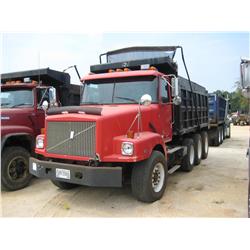 1995 VOLVO TRI-AXLE DUMP