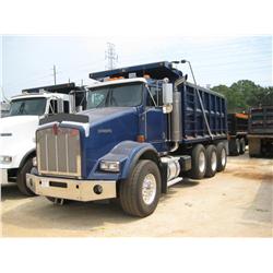 2005 KENWORTH T800 TRI-AXLE DUMP