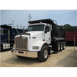 2005 KENWORTH T800 TRI-AXLE DUMP