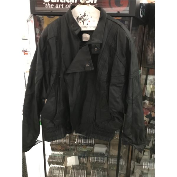 VINTAGE LEATHER JACKET FITS MEDIUM