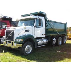 2006 VOLVO TRI-AXLE DUMP