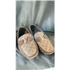 Image 2 : PAIR OF LOUIS VUITTON MEN'S HARD SOLE SLIPPERS SIZE 44 H108 (UNKNOWN AUTHENTICITY)