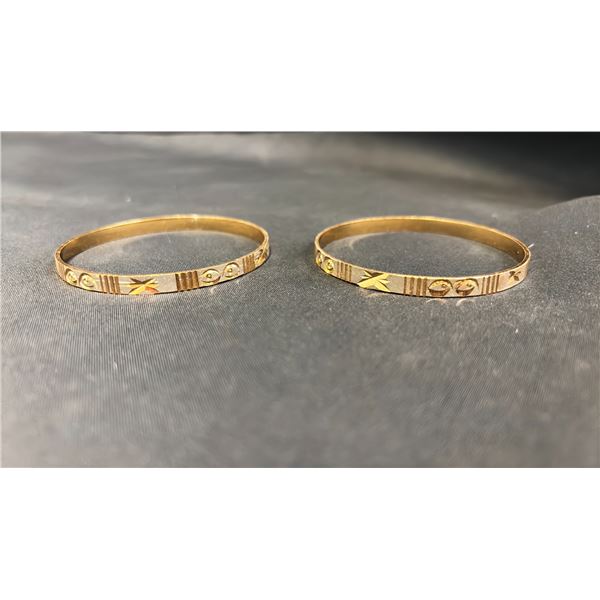 PAIR OF GOLD PLATED FASHION BANGLES