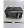 Image 1 : Hamilton Beach Microwave - Powers On - 17" x 11.5" x 10" - Cannot Ship