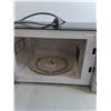 Image 2 : Hamilton Beach Microwave - Powers On - 17" x 11.5" x 10" - Cannot Ship
