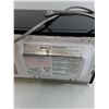 Image 3 : Hamilton Beach Microwave - Powers On - 17" x 11.5" x 10" - Cannot Ship