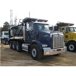 2000 KENWORTH T800 TRI-AXLE DUMP